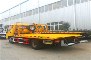 小河附近拖车救援搭电