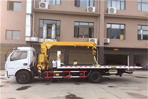 小河附近汽车轮胎更换